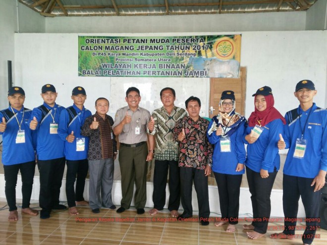 Ketua BPP M. Syarip bersama petani muda calon magang ke Jepang 